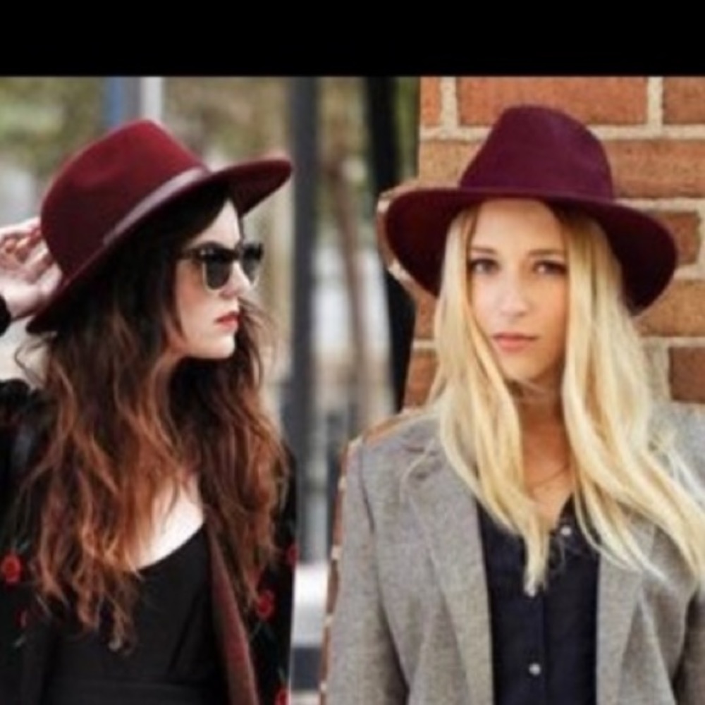 💯% wool hat burgundy color Small